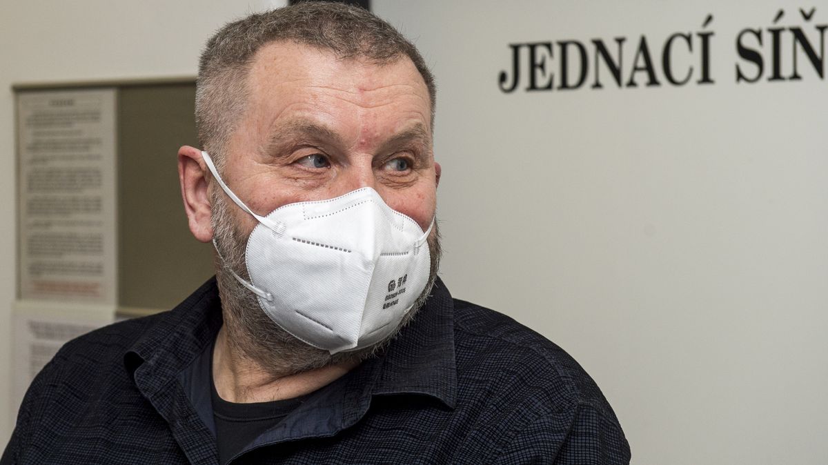 Alexandr Novák nesmí vycestovat do ciziny, potvrdil soud